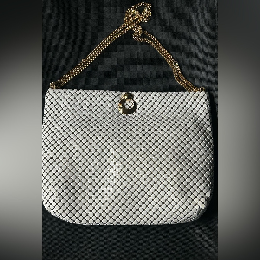 EUC Vintage Whitey and Davis White Mesh Hinged Handbag Gold Chain Shoulder Strap